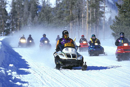 picture of snowmobilers in Yellowstone